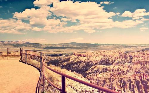 与其每天闷闷不乐还不如坦然一点,与其每天烦恼不如开心