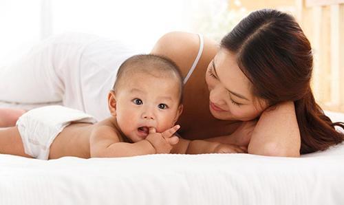 婴儿放床上就哭奶爸抱着哄,宝宝睡觉越哄哭得越厉害