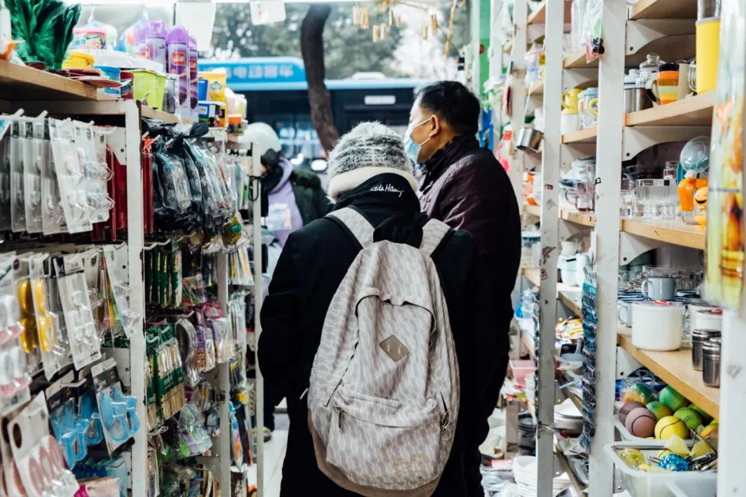 活着的两元店,2块钱能买啥?