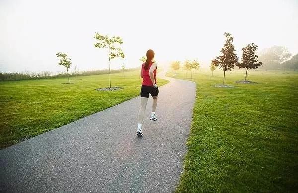 跑步七个禁忌动作,跑步不岔气的热身运动