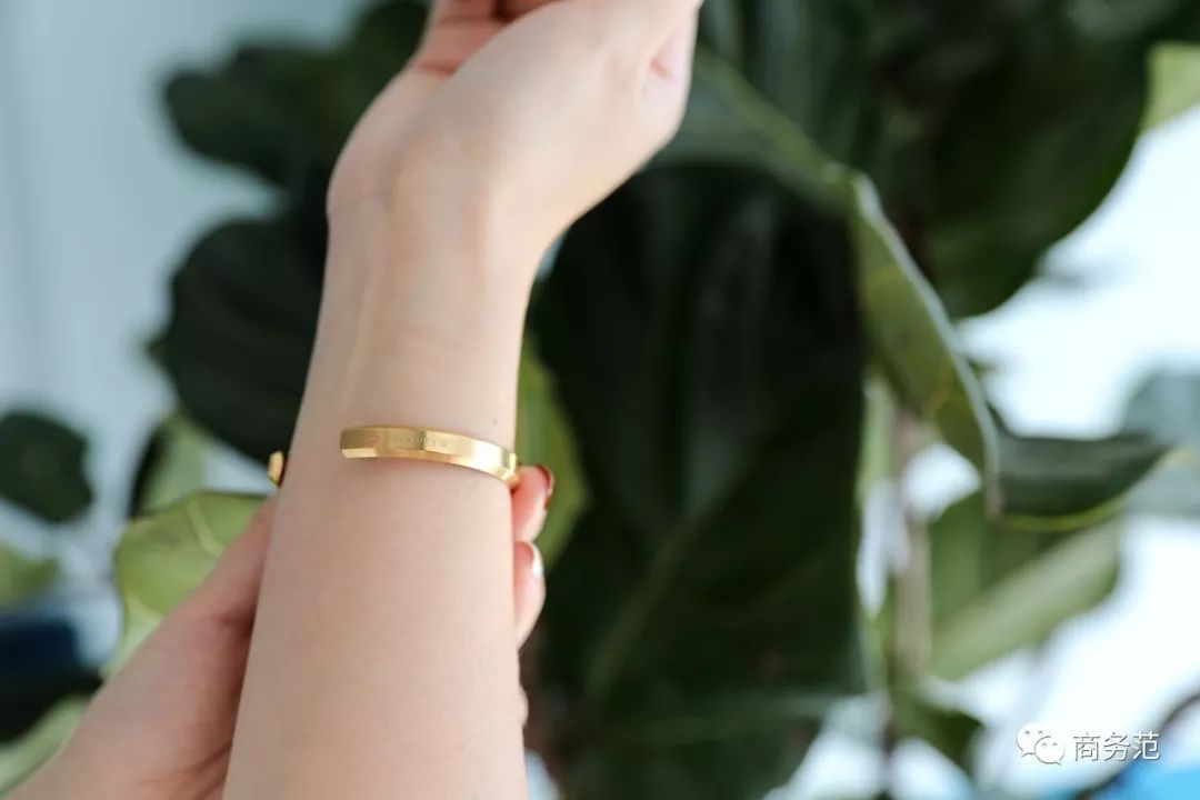 瑞典皇家配饰品牌，几百块戴出万元质感，金色手镯男女戴都好看