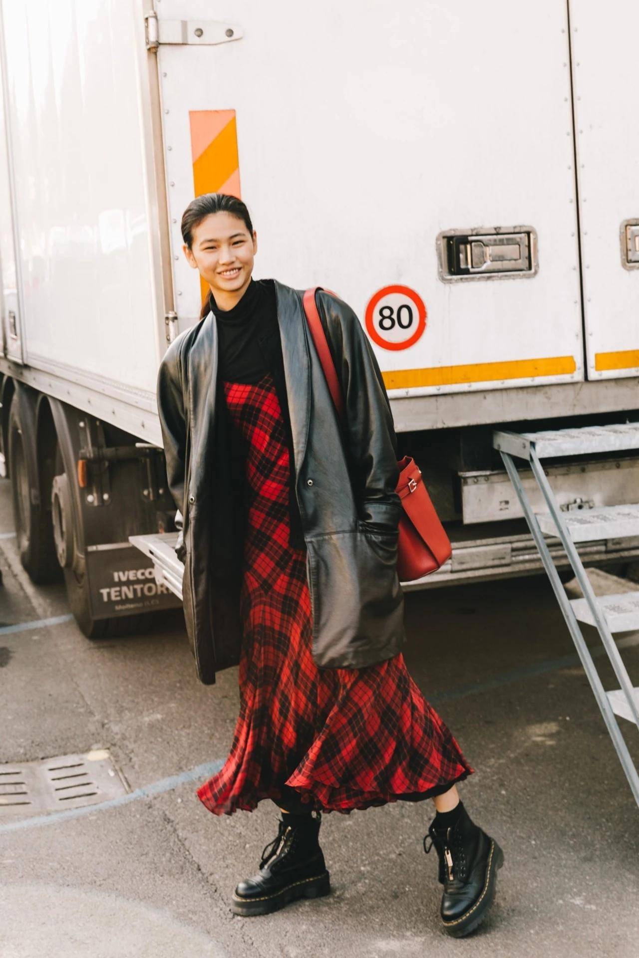 休闲百搭小白鞋是您的最佳搭配,秋天必备百搭鞋