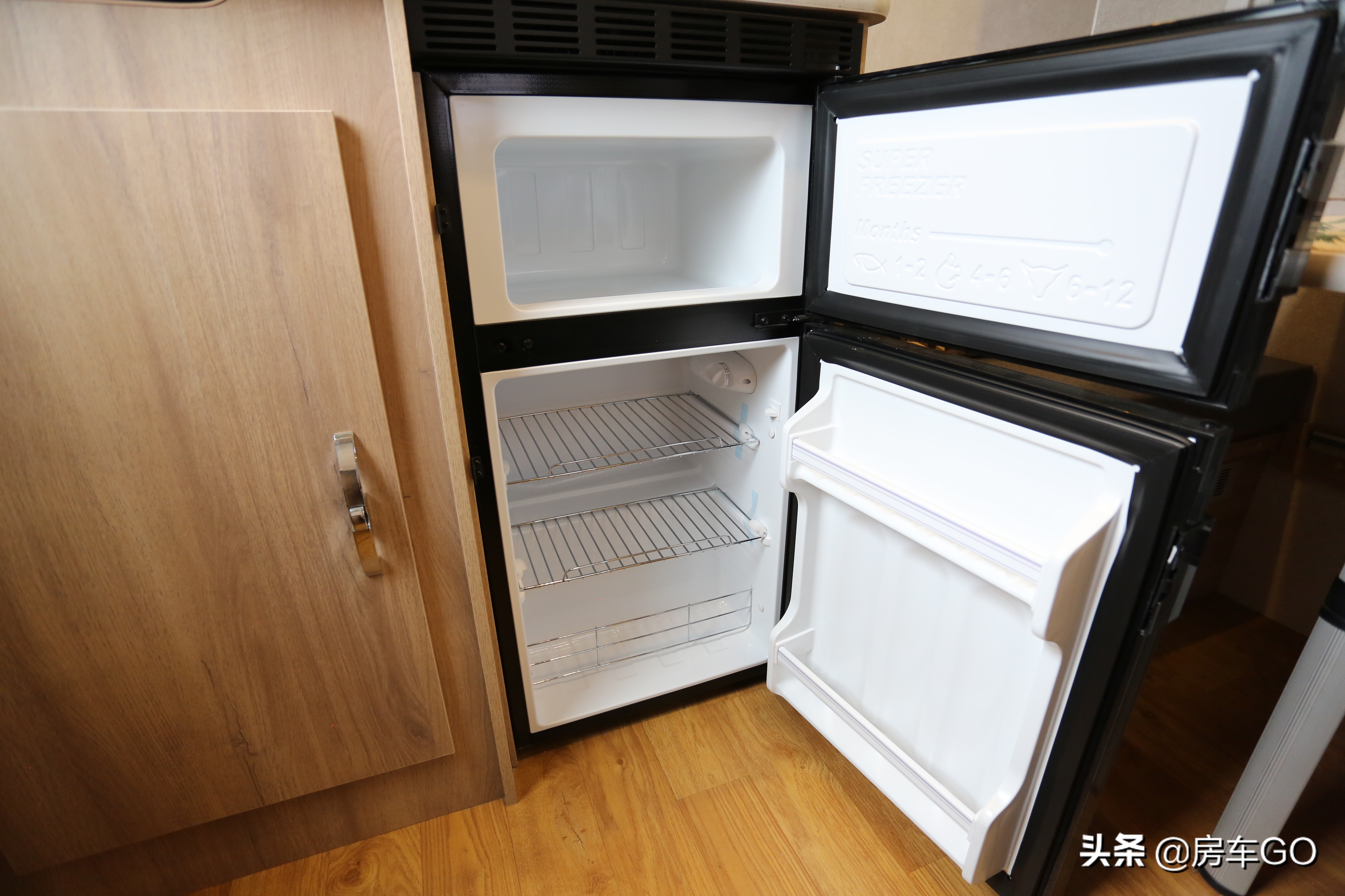 可以上蓝牌的拖挂房车,能住三人小型拖挂房车