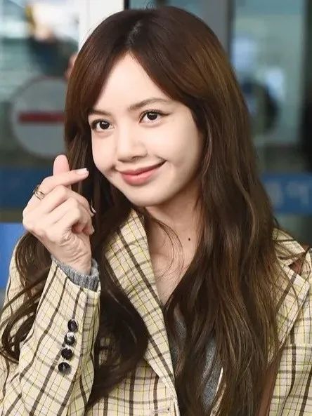 lisa刘海前后对比照,lisa再出新造型刘海