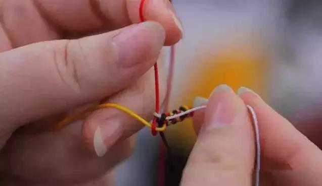 手编绳吊坠怎么打结,四股手编绳打结收尾