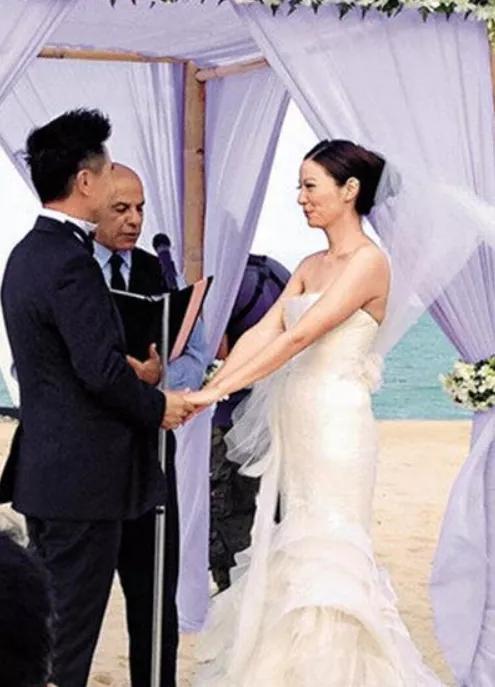 男星劈腿娶小20岁大学生，婚后却被多次出轨，网友：这就是报应