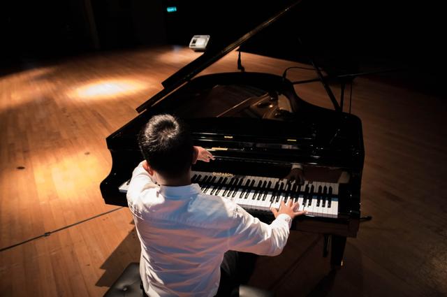 上班很清闲但是得坐班有副业吗,上班清闲做什么副业好