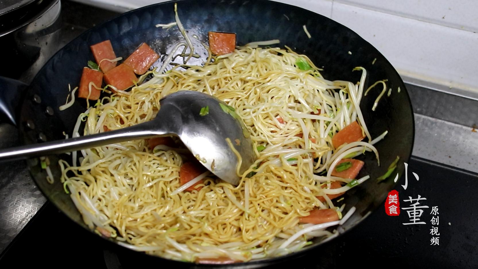 炒面怎么做没肉也能好吃到爆,炒面怎么做简单又好吃