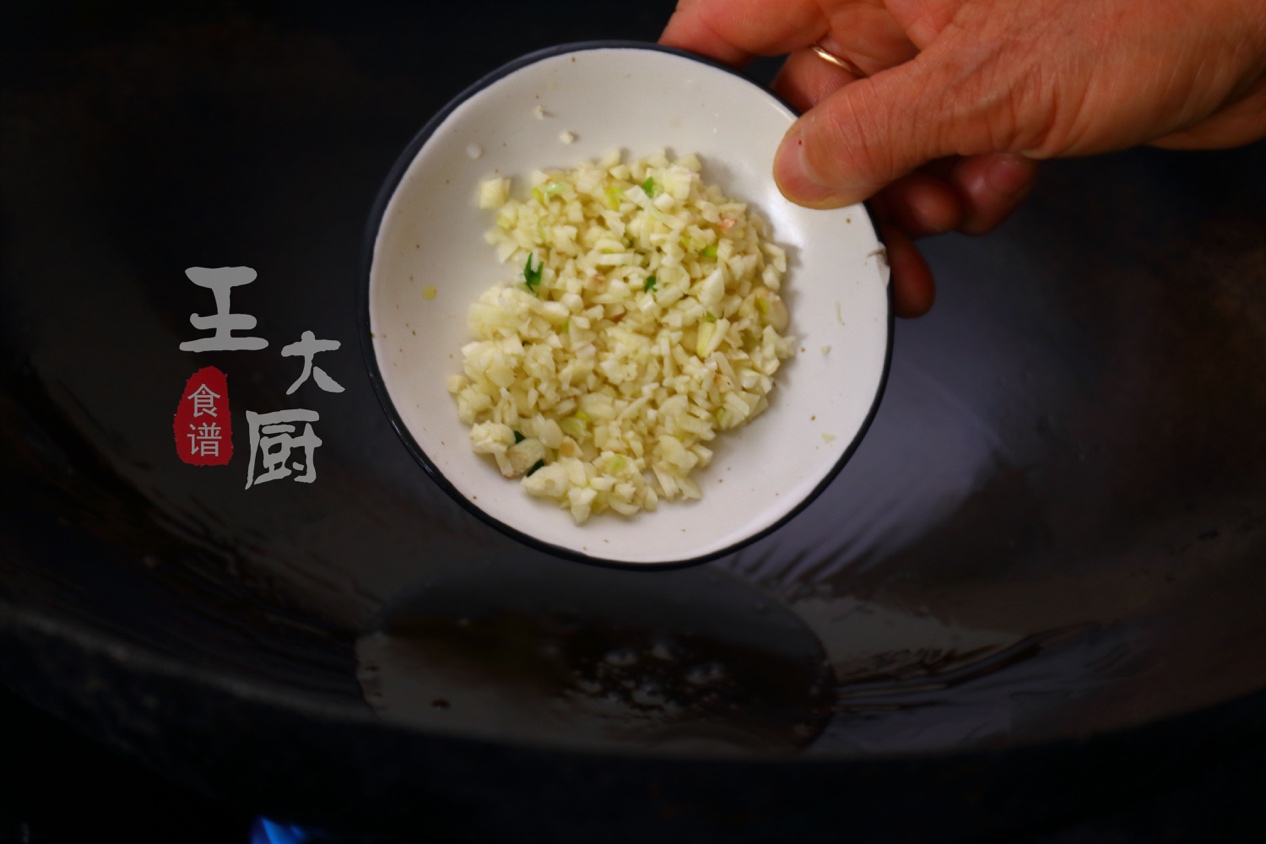 鸡蛋蒜蓉茄子蒸着吃的做法,家庭版蒜泥烤茄子