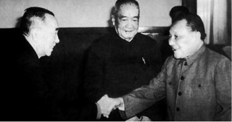 1979年改革，没钱发展怎么办？邓公请5位大佬涮羊肉，点将荣毅仁