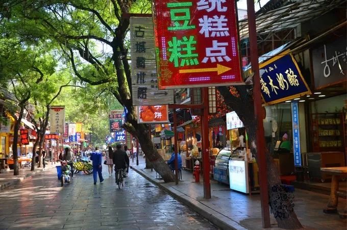 这几条美食街才是人气最旺的地方,最值得去的10条美食街