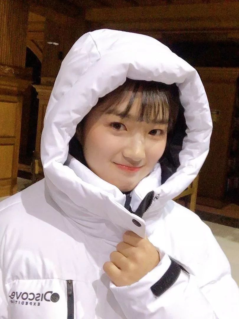 韩国女艺人告诉你，这才是今年最流行的羽绒服款式