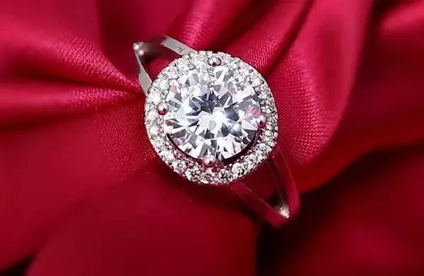 怎么选择适合自己的钻戒款式,怎样选择一个好的钻戒