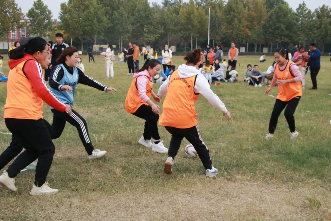 「五彩球运动」“宝贝向前冲”红黄蓝五彩球运动激情开幕