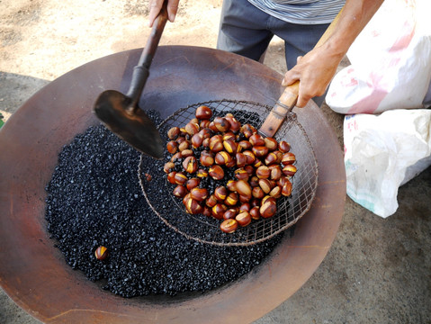 綦振森本是个清洁工，却转行卖起了糖炒栗子，销售额突破四千万
