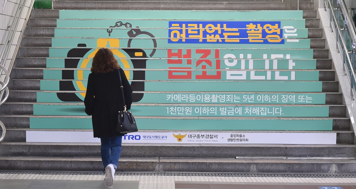 韩网炸了！女团成员工作时疑被*拍偷**裙底，6秒“作案”视频疯传…