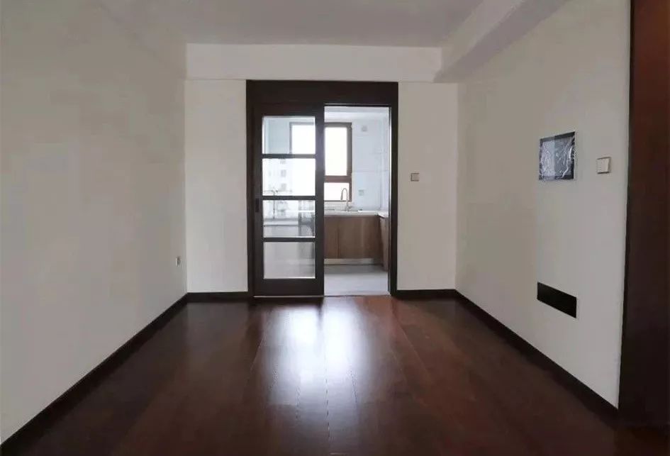 白墙有小坑怎么去除,白墙打洞上的污渍怎么去除