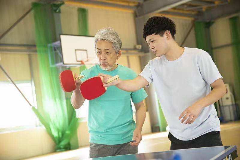 你已经接不住机器人发的乒乓球了