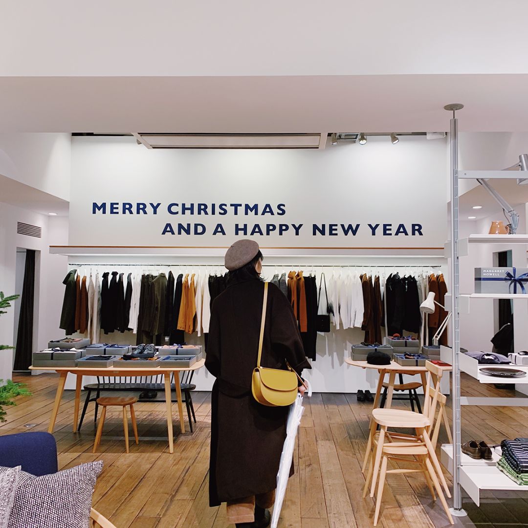 杏色大衣内搭什么颜色毛衣好看,深蓝色大衣内搭什么颜色的毛衣