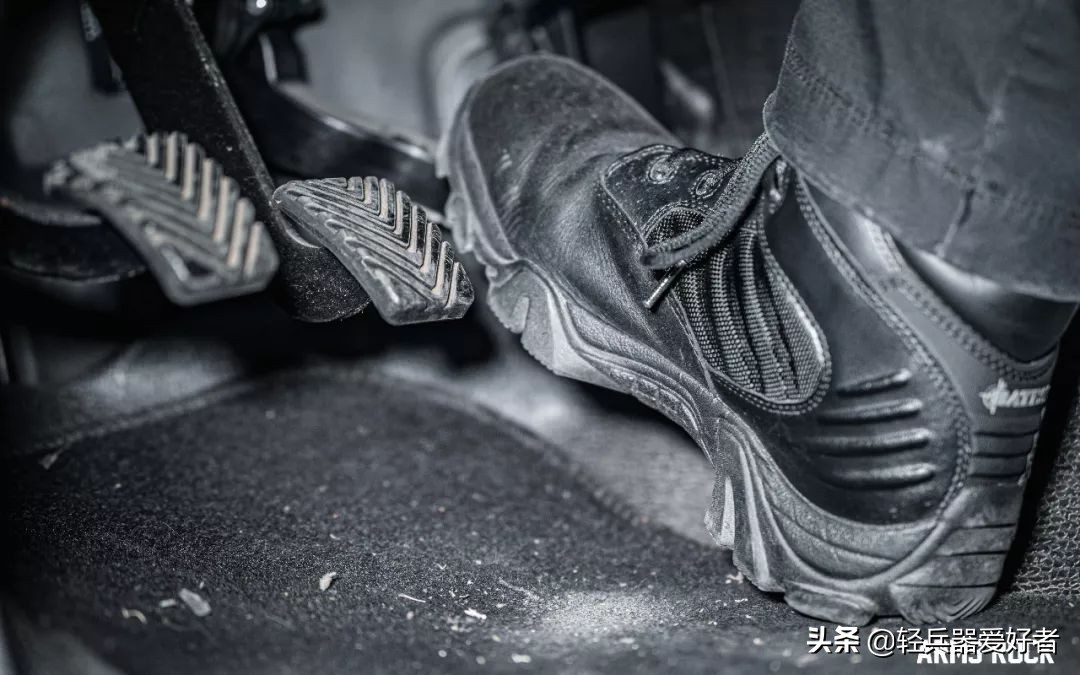 穿什么鞋更好的保护脚,军靴既能透气又能防水吗