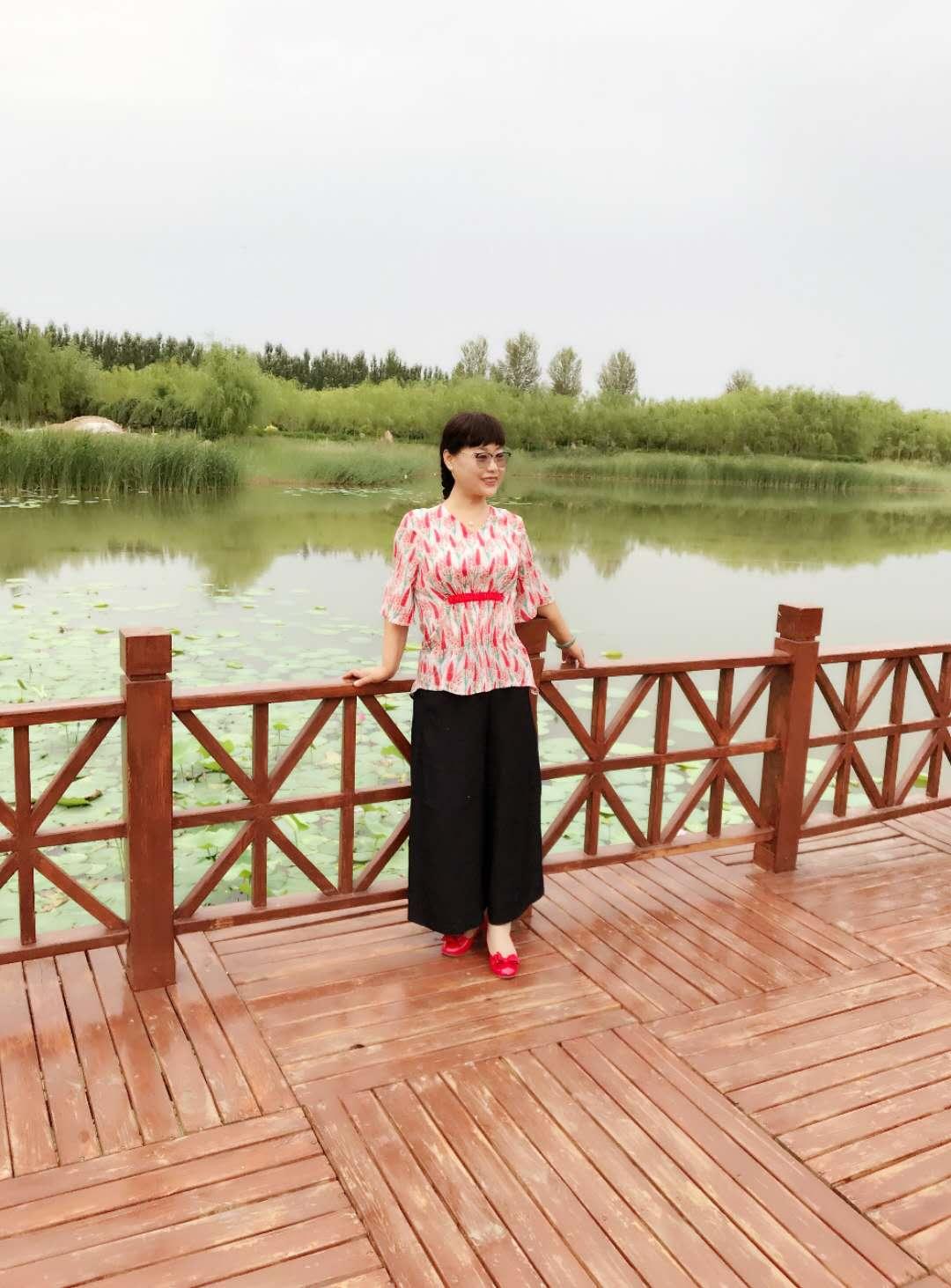 野草诗社理事会向全体诗友和关心、支持诗社的社会各界朋友拜年！