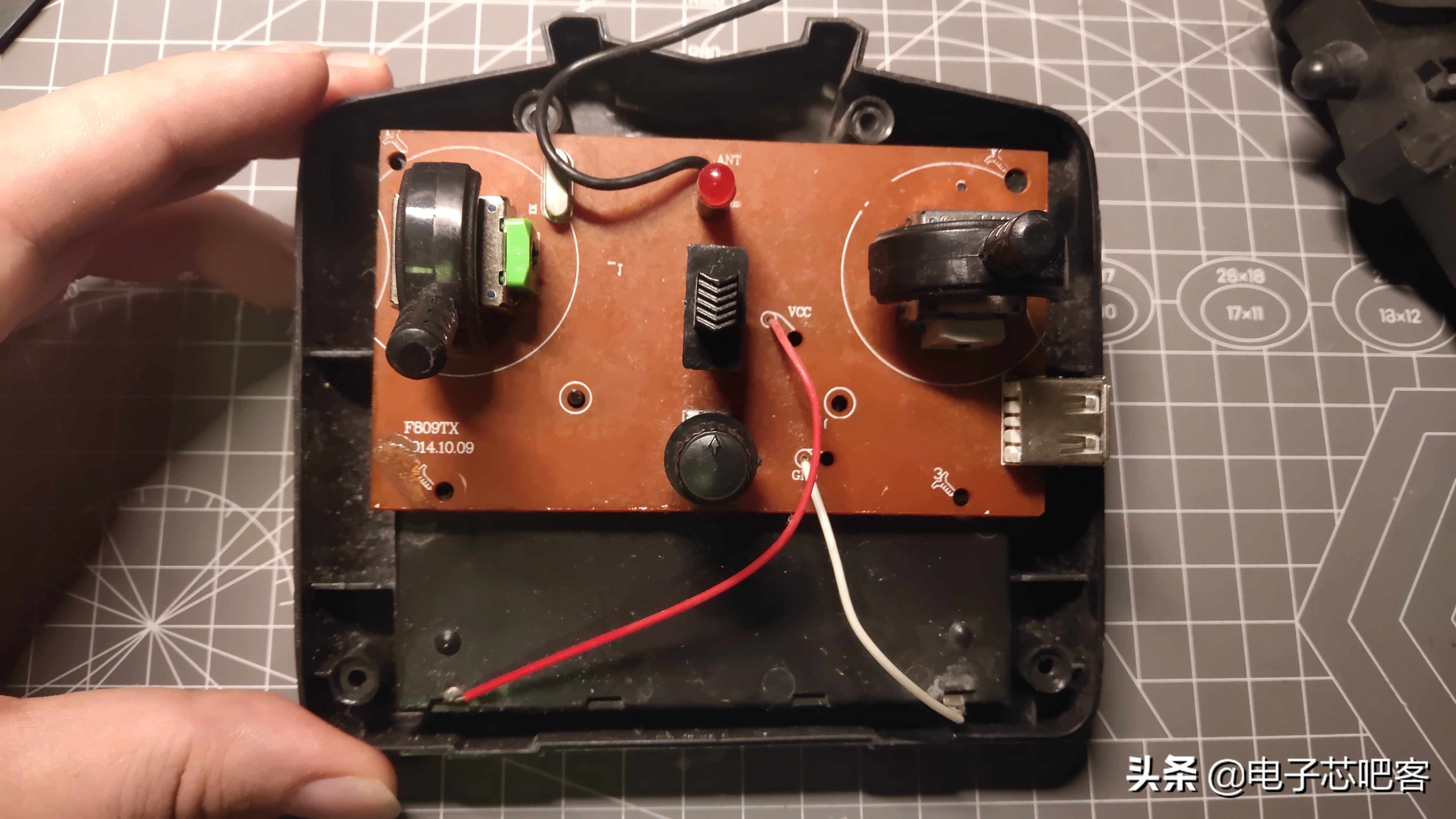 修复严重损坏的飞机,遥控飞机遥控器坏了怎样修复