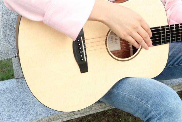 拒绝暴躁老师上线，摊牌吧！选个好吉他你也能一个月学会，比如它