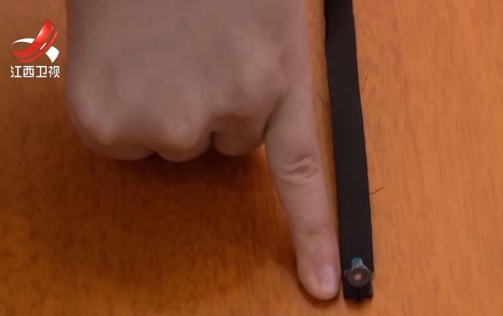 插座藏有摄像女子被*窥偷**，隐蔽性让人防不胜防，源头来自十人团队