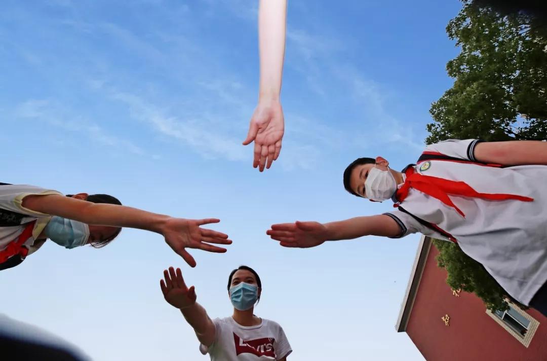 今天又有一批同学返校，来看师生们的自拍留念