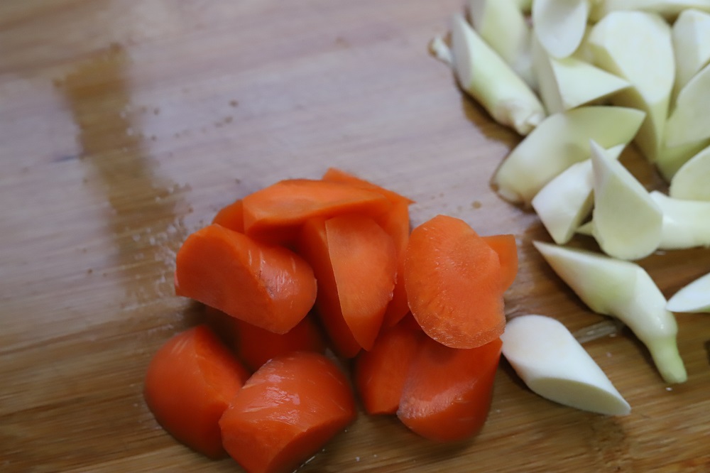 茭白里小黑点怎么吃,茭白有小黑点的家常做法