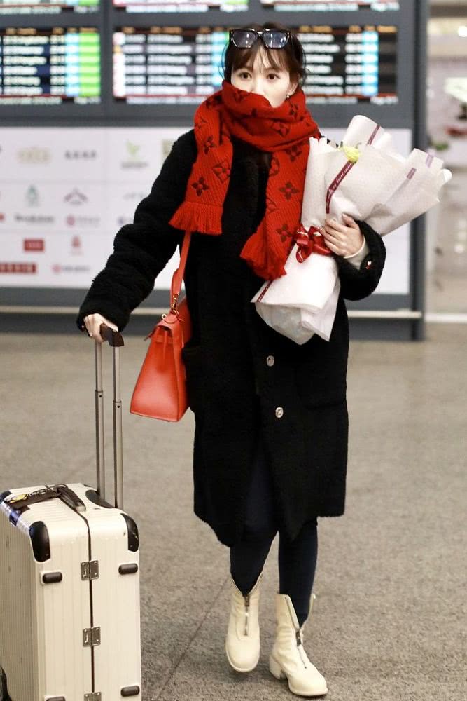 马蓉现身机场高调,马蓉拎名牌包现身