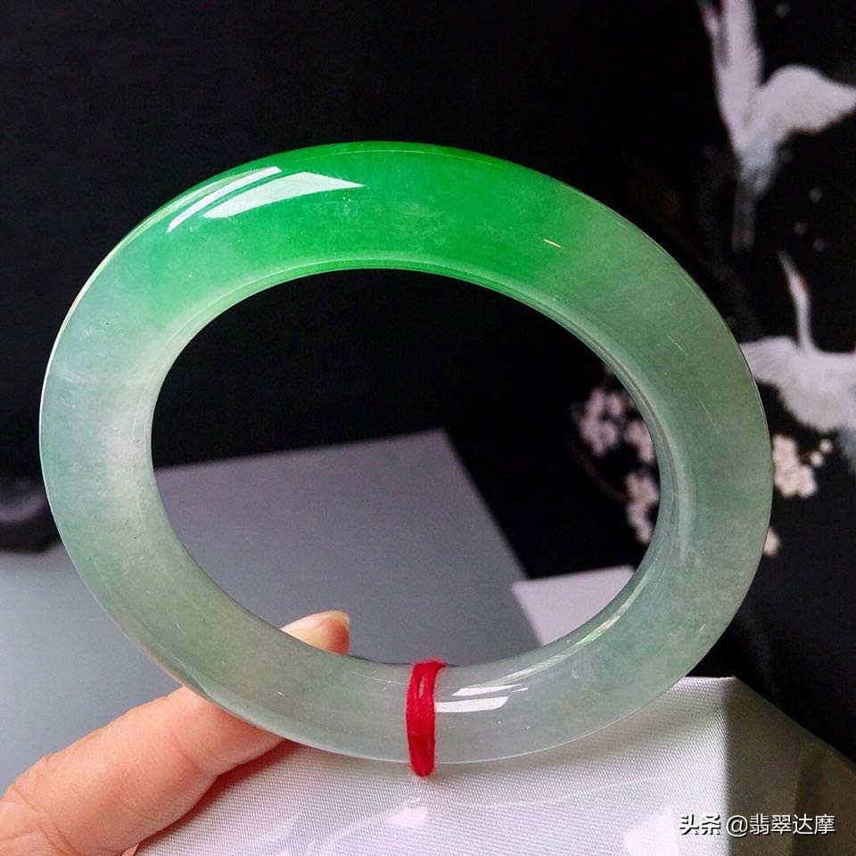 把翡翠手镯摔坏的视频,翡翠观音摔坏了怎么改