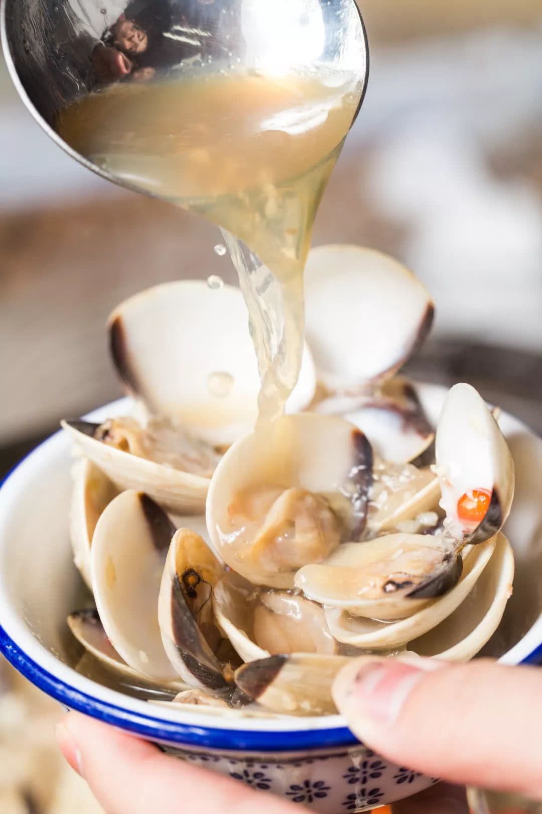 冲着“海虫子”去的卜卜贝，每天排队到凌晨1点