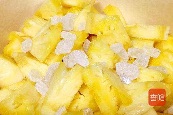 菠萝炒肉菠萝要泡盐水吗,菠萝咕咾肉菠萝要泡盐水吗