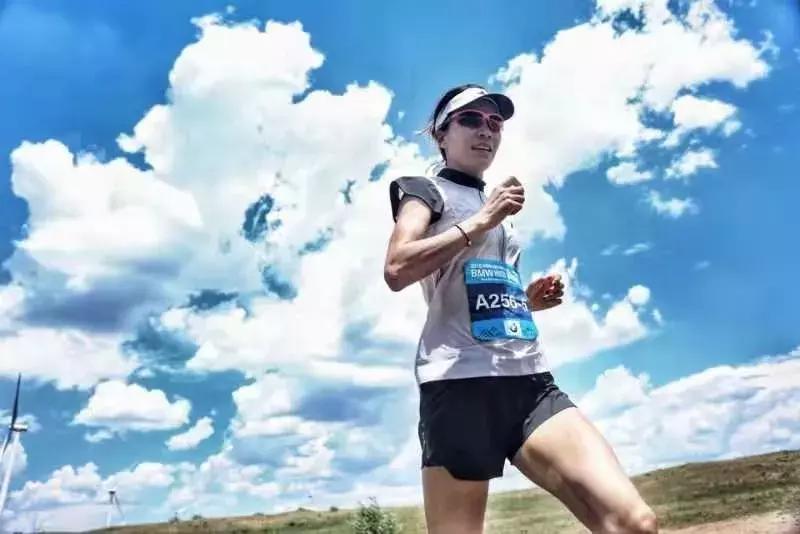 这个女孩子，首马跑2小时50分，首场百公里越野就夺冠