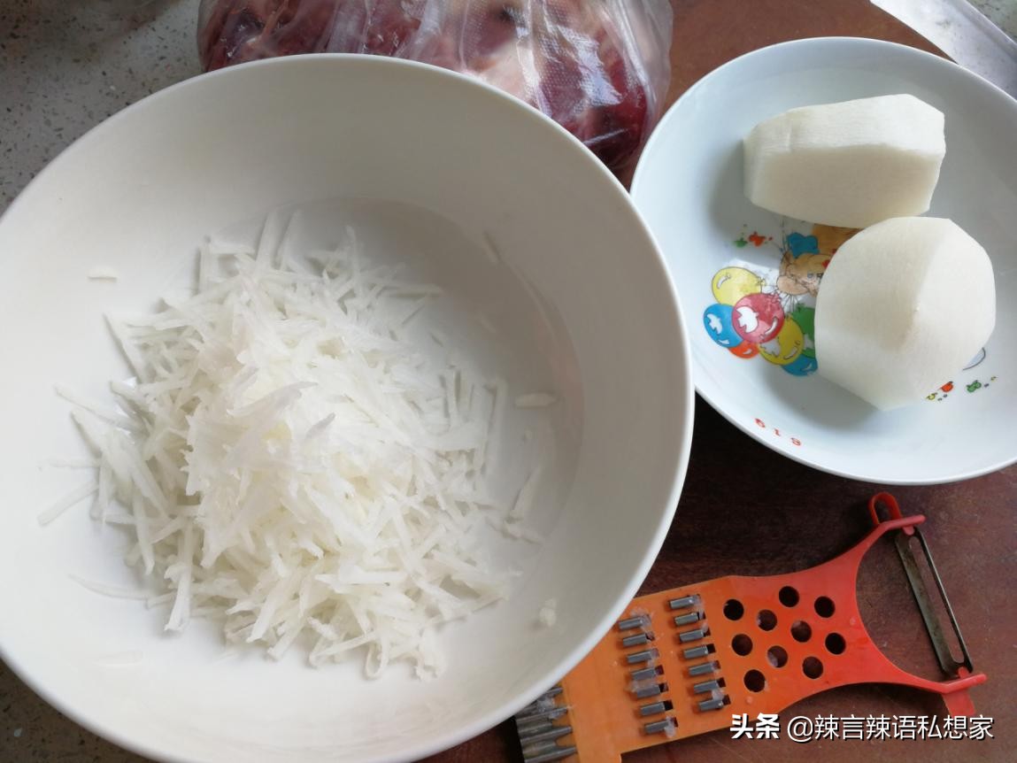 辣萝卜怎么包包子好吃,萝卜馅饺子怎么去除萝卜的味道