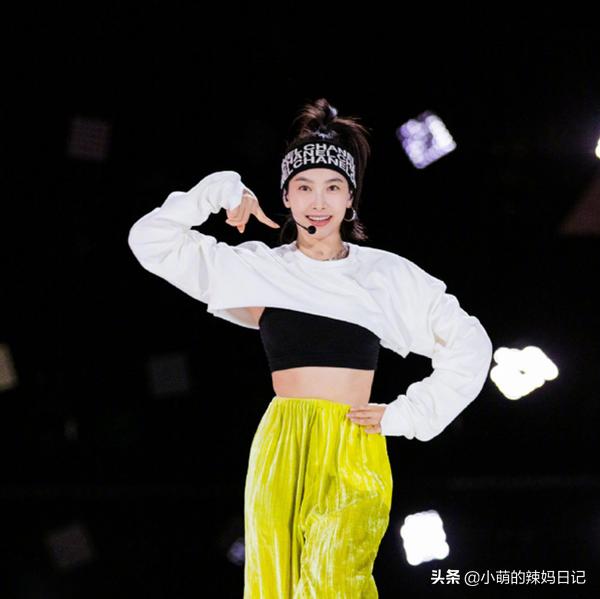 这个春天必学的气质发型,简单又时尚的发带造型