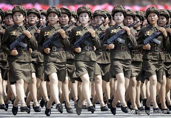 日本女兵阅兵需要背包吗,日本女兵阅兵背的包