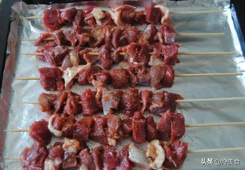 自己在家烤羊肉串，一个电饼铛就足够了，烤好的羊肉串鲜嫩焦香