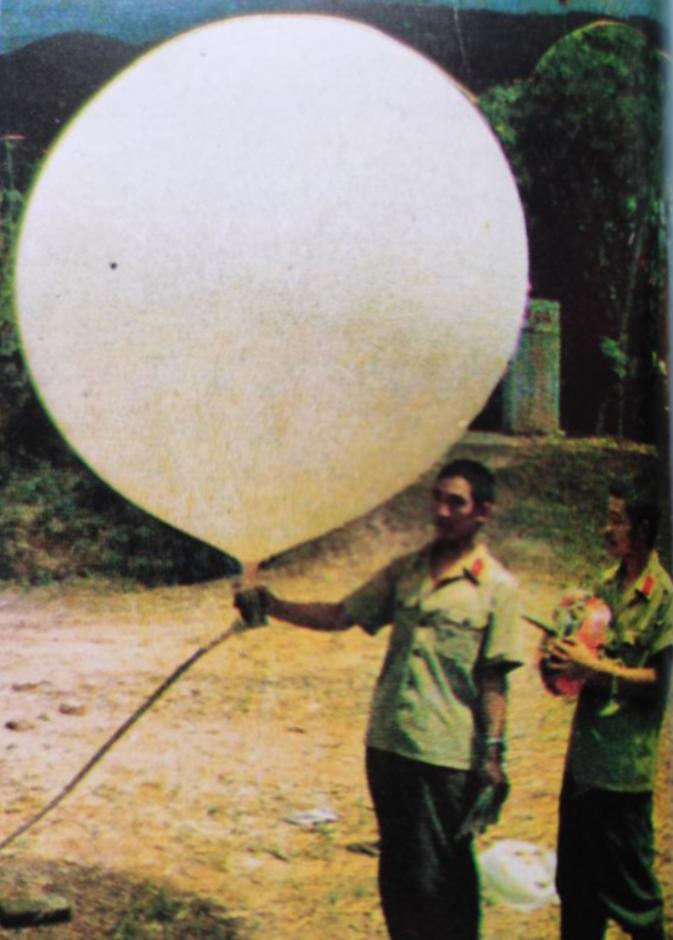 80年代，缺吃少穿生活窘迫的越军士兵，向解放军要东西