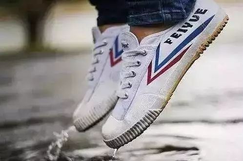 匡威帆布鞋和vans哪个好,帆布鞋不是匡威丢人吗