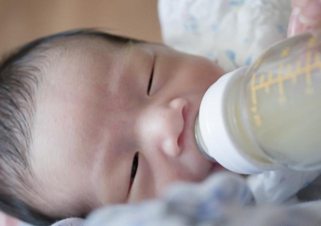 宝宝消化不良放屁有屎吐奶,宝宝吐奶有奶瓣是不是消化不好