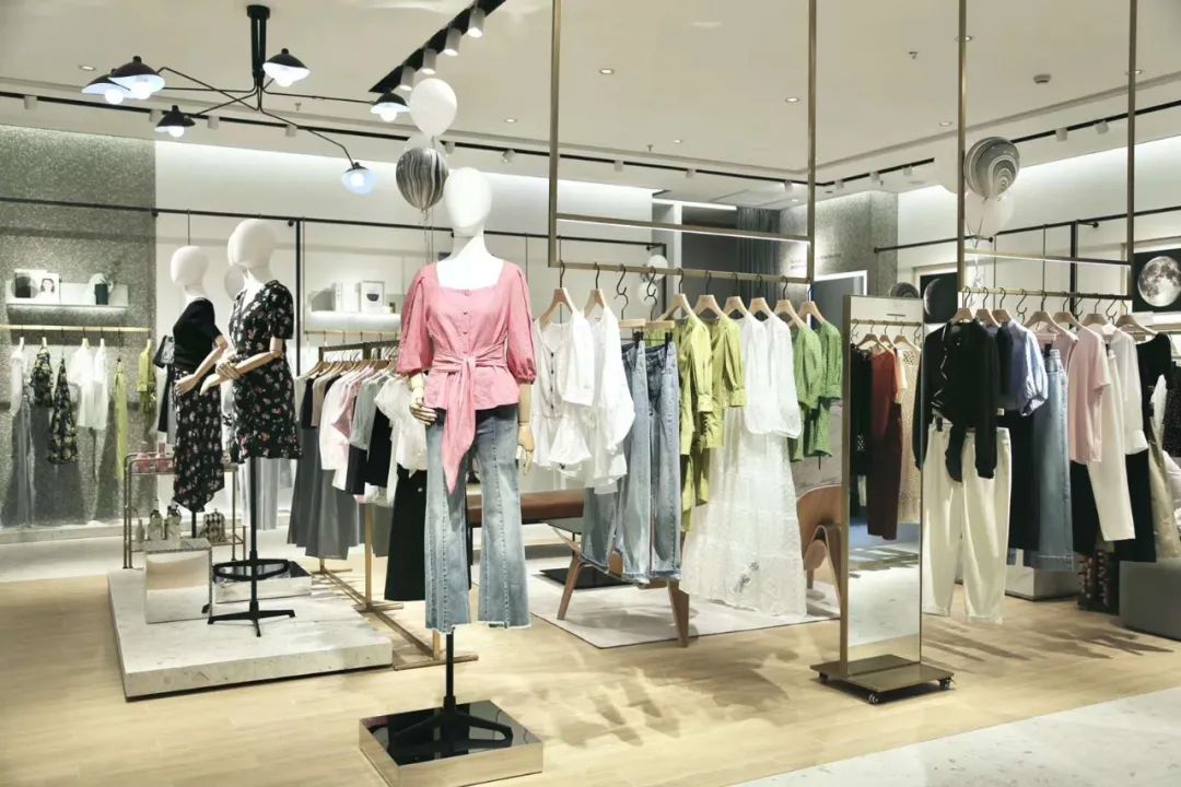 谁说服装店不行了？这个低调的女装却悄悄地开了1200多家店