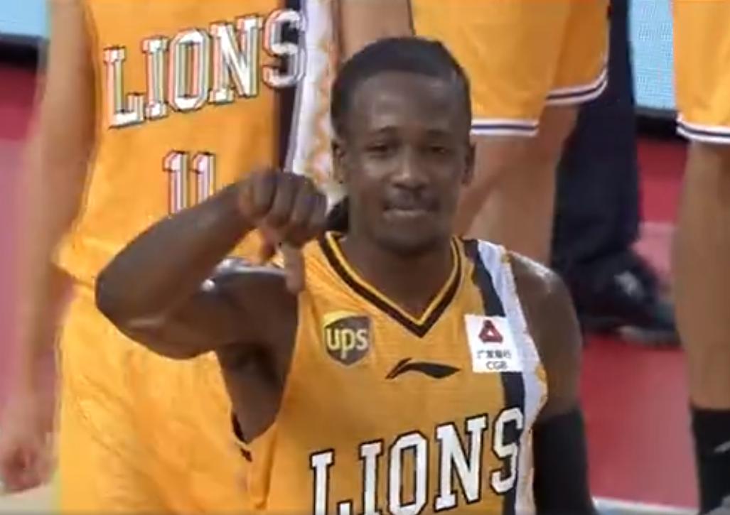 cba山东高速肘击福特森,福特森被别人追着打cba