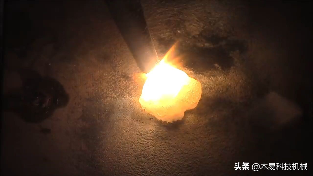 国外小哥亲身实验,将太空沙加热,结果发生了什么?