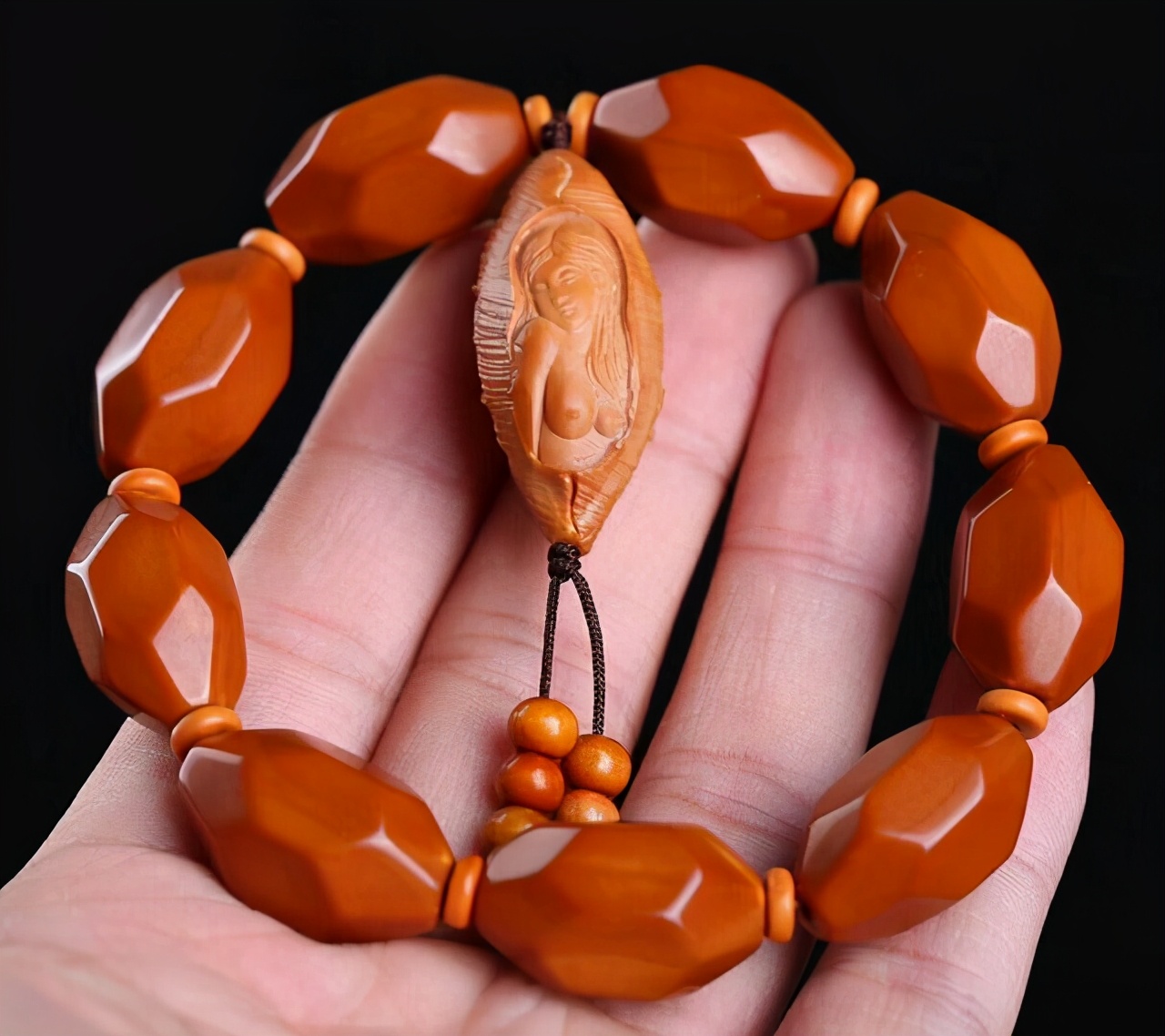 上油的文玩后期盘玩图片,文玩油颜色有黄有白