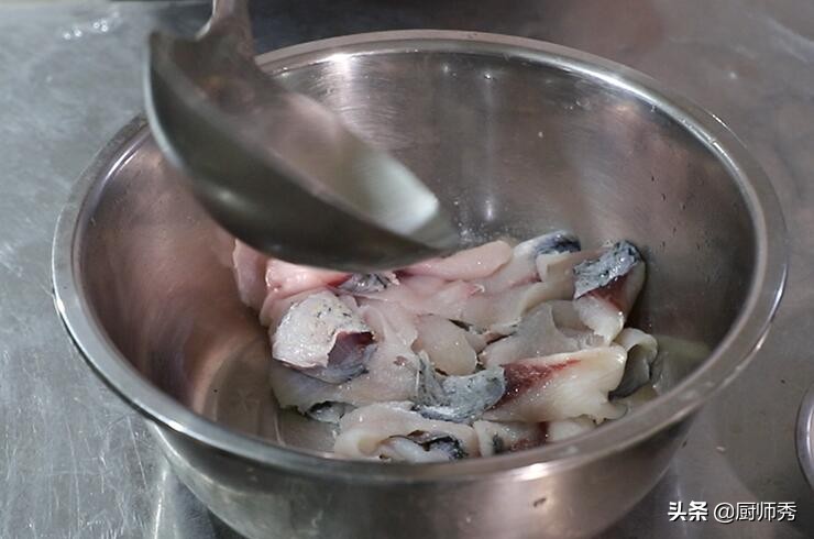 酸菜鱼的做法味道鲜美简单易学,家常版酸菜鱼汤鲜味美鱼肉嫩滑