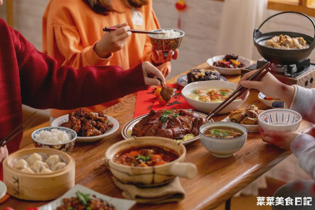 折腾一下午的年夜饭终于上桌了,历时五小时为家人做一顿年夜饭