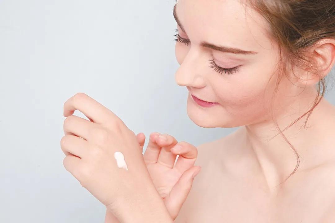 化妆完脸上卡粉怎么补救,化妆后卡粉浮粉怎么处理