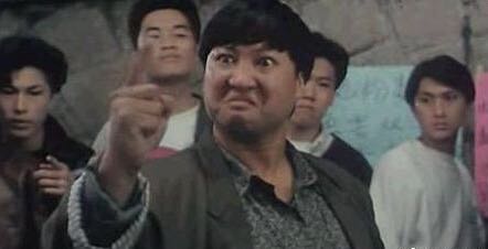 71岁洪金宝拄拐杖哽咽领奖,68岁洪金宝身体瘦成皮包骨头